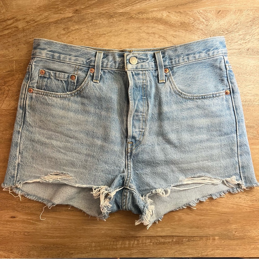 Levi's Lightwash Denim 501 Ribcage Jean Shorts Button Fly Cut Off Size 28 EUC